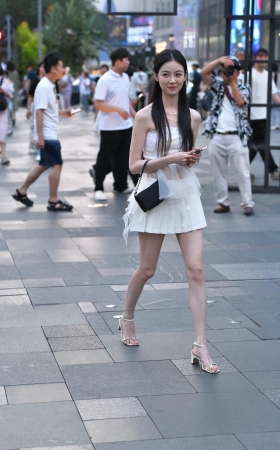 街拍骨感苗条白短裙小姐姐 [18P]