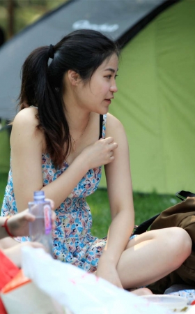No129 吊裙女孩酥胸半露，足弓弧度性感爆棚