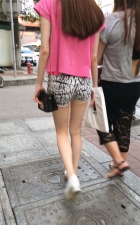 极品白皙大长腿紧绷短裤圆润翘臀长发美女