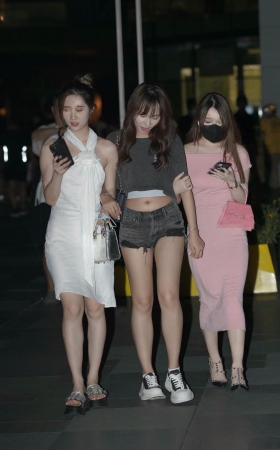 夜拍逛街美女三姐妹 [18P]