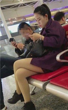 4k-车站候车室拍摄一大嘴美女，长腿加肉色丝袜。