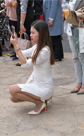 拍照的白裙美妇(18P)