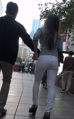 白色紧身裤性感身材美女姐姐