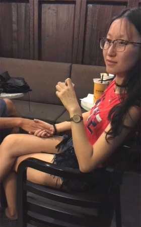 眼镜妹子蓝色牛仔热裤饱满圆润骚臀