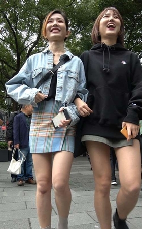 4K – 气质街拍美女姐妹边走边拍 [1.88 GB/MP4]
