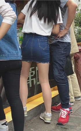 牛仔裙妹子