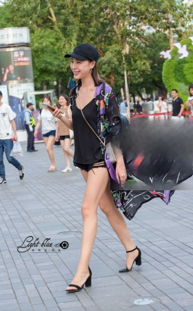 9.1 行走如风的时尚热裤披风女郎 [18P]