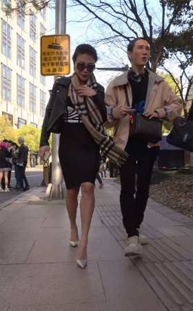成熟的包臀裙高跟女子
