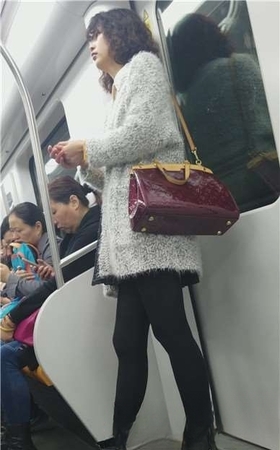 4k-黑丝打底裤的卷毛少妇。