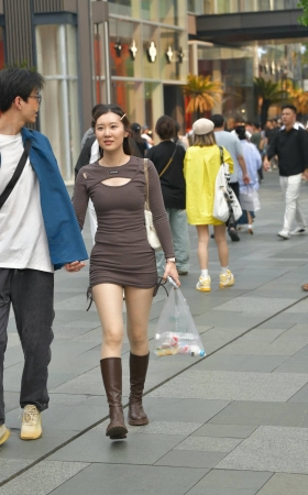 街拍超短裙R丝袜长腿女盆友 [19P]
