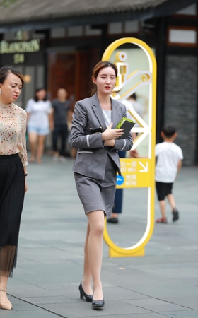 美腿，肉丝， 职工美女销售员