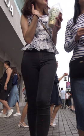 商场里的气质黑牛仔美女