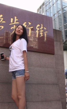白色上衣,牛仔热裤妹子