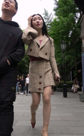 气质的短裙丝袜美女
