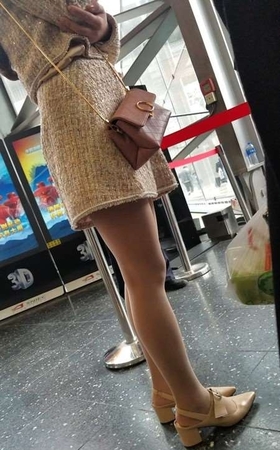 4K – 米色群街拍肉丝美腿超气质大美女