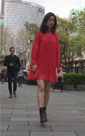 漂亮的红色连衣裙美女