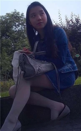 花坛边坐着的美腿小美女，肉丝哦。