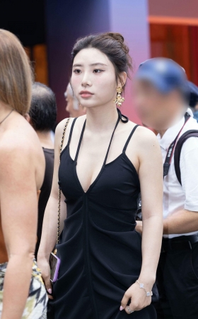 LB085-82P 上海时装周-深V性感美胸女王