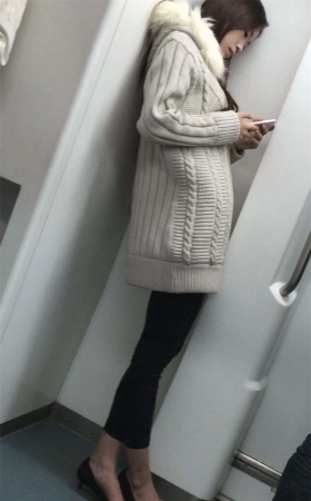 地铁上身材很好的高跟靓女