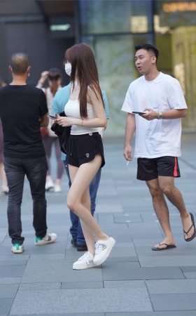黑白搭配青春美