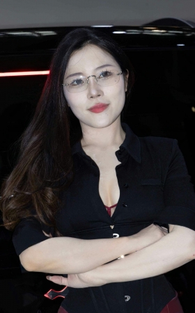 L1163-152P苏州51车展-前凸后翘的性感BYD女主持露美胸玉足 10P