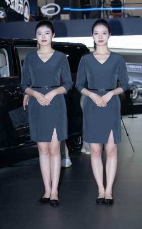 25829-2=38 某展台两位光腿礼仪小姐