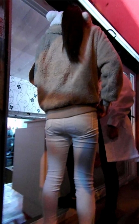 超紧身白裤丰臀美女