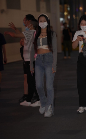 夜晚拍摄的牛仔裤美眉