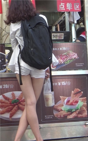 白色短裤长腿小姐姐