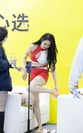 240329-8=15 冒死拍摄车模正在腿上贴纹身贴