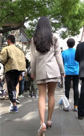 4K –  性感身材米色高跟短裙御姐 [1.21 GB/MP4]