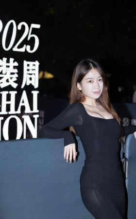 241010-19=41 时装周偶遇白皙性感美胸少妇和她的闺蜜 8P