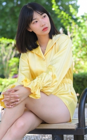 遛狗女孩