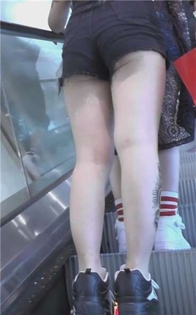 金发妹子脚上的纹身很霸气，圆臀紧身热裤够狂野。[514 MB]