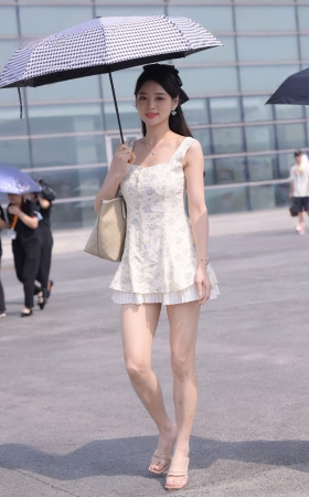 甜美系长腿小姐姐 [24P]