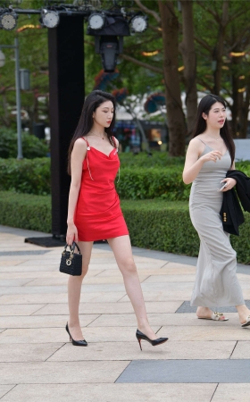 红色吊带裙魅力无限