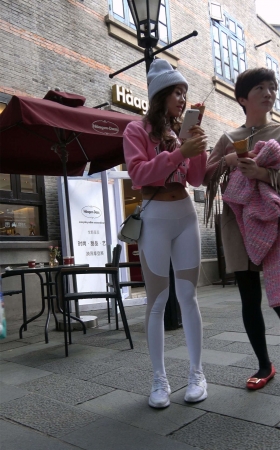 极品紧身弹力裤粉衣翘臀美女2
