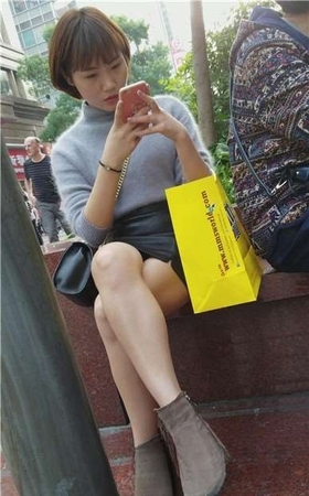 4k-花坛边玩手机的短发女孩，换个角度继续拍。