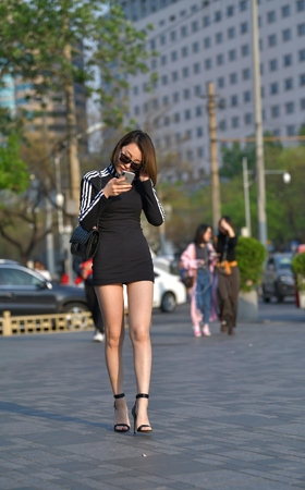 连体裙短发美女