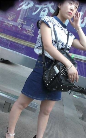4k超清，公交站特写牛仔短裙美少妇极品诱人玉足