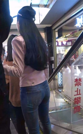鸭舌帽紧身蓝牛美女