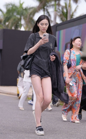 热裤大长腿，俩小姐姐 [18P]