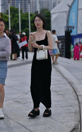 戴眼镜的长裙美眉 [18P]