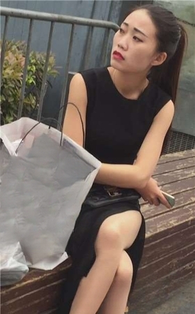 木椅子上休息的性感长腿红唇女神，肤白貌美。