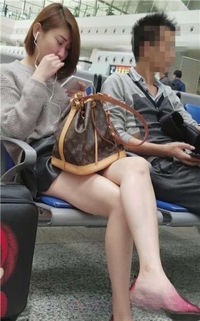 4k-高铁站候车室听歌的白皙美腿小清新美眉。