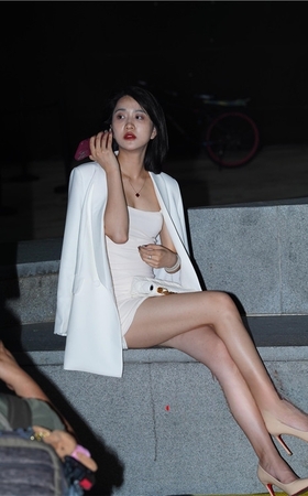 手机聊天的小姐姐(51P)