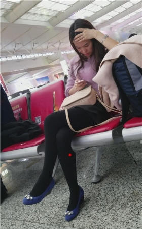 粉衣蓝鞋小姐姐