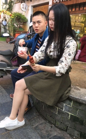 吃东西的大学生靓妹