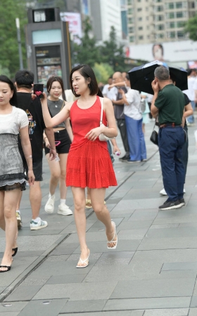 街拍短发红裙美女姐姐 [19P]