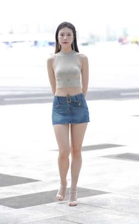 牛仔短裙长腿美眉